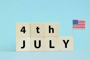 4 ° di luglio americano indipendenza giorno. contento indipendenza giorno. legna cubi con lettering foto