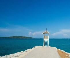 paesaggio estate panorama tropicale di legno faro mare spiaggia roccia blu cielo calma natura oceano bellissimo onda schianto spruzzi acqua viaggio nang montone spiaggia est Tailandia Chonburi esotico orizzonte foto