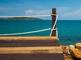 paesaggio estate passerella ponte camminare mare e anche piccolo porta. e piccolo barca ormeggiato con Visualizza di blu mare, chiaro cielo pulire, adatto vacanza viaggio a golfo Tailandia khao impara ya nazionale parco Rayong foto