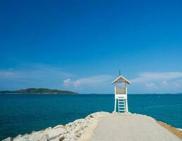 paesaggio estate panorama tropicale di legno faro mare spiaggia roccia blu cielo calma natura oceano bellissimo onda schianto spruzzi acqua viaggio nang montone spiaggia est Tailandia Chonburi esotico orizzonte foto