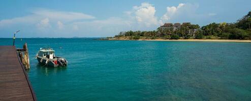 paesaggio estate passerella ponte camminare mare e anche piccolo porta. e piccolo barca ormeggiato con Visualizza di blu mare, chiaro cielo pulire, adatto vacanza viaggio a golfo Tailandia khao impara ya nazionale parco Rayong foto