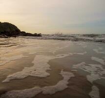 davanti punto di vista paesaggio viaggio estate mare roccia vento onda freddo su vacanza calma mare costiero natura tropicale bellissimo sera giorno a Rayong spiaggia Tailandia foto