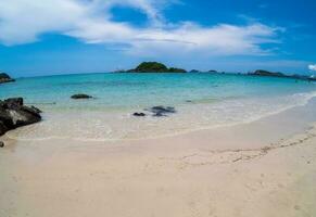 paesaggio estate anteriore vista fisheye mare tropicale spiaggia blu sabbia bianca cielo sfondo calma natura oceano bella onda acqua viaggio nang ram spiaggia Thailandia orientale chonburi orizzonte esotico. foto