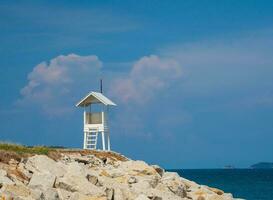 paesaggio estate panorama tropicale di legno faro mare spiaggia roccia blu cielo calma natura oceano bellissimo onda schianto spruzzi acqua viaggio nang montone spiaggia est Tailandia Chonburi esotico orizzonte foto