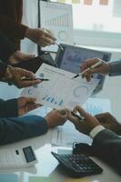 gli analisti finanziari analizzano i rapporti finanziari aziendali su un progetto di investimento di pianificazione di un tablet digitale durante una discussione in una riunione aziendale che mostra i risultati del loro lavoro di squadra di successo. foto