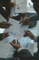 team di uomini d'affari si incontrano per analizzare i dati per il piano di marketing, i rapporti di ricerche di mercato e le statistiche sul reddito, il concetto finanziario e contabile. foto