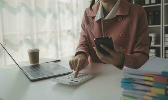 bellissimo femmina chiamata centro operatore Lavorando su computer nel ufficio foto