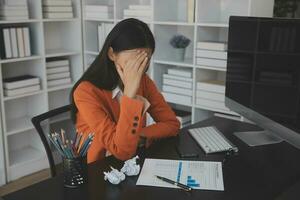 il ritratto di una giovane donna asiatica libera professionista sta lavorando sul tablet del computer in un ufficio moderno. fare un rapporto di analisi contabile dati di investimento immobiliare, concetto di sistemi finanziari e fiscali. foto