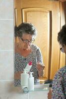 vecchio donna è pettinatura sua capelli foto