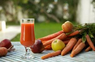 un' bicchiere di fresco Mela carota succo foto