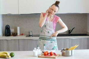 giovane casalinga nel il cucina foto