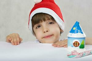 ragazzo nel Santa Claus cappello foto