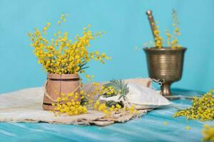 mimosa fiori su un' di legno superficie. foto