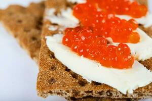 cereale CROCCANTE cracker con burro e rosso caviale. foto