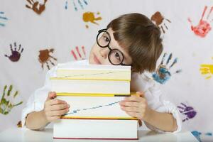 ragazzo di Sette anni vecchio con libri. indietro per scuola foto