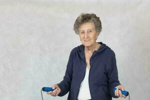 anziano donna è vestito nel un' sport costume foto