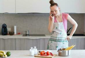 giovane casalinga nel il cucina foto