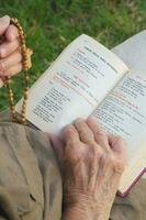 un Aperto francescano preghiera libro nel italiano linguaggio e anglicana preghiera perline con attraversare foto