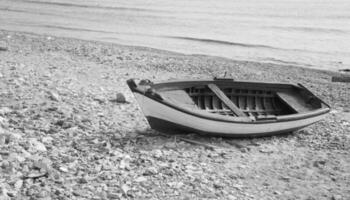 del pescatore barca a il mare foto