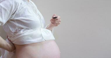 un' pancia di un' incinta donna foto