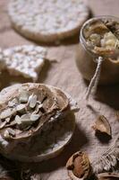 fatti in casa mandorla burro su un' fetta di riso pane croccante. foto