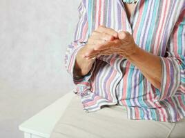 anziano donna vuole per pulito sua mani con bagnato salviette foto