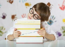 ragazzo di Sette anni vecchio con libri. indietro per scuola foto