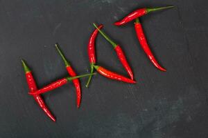 fresco caldo chili Pepe su un' di legno superficie. foto