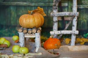 arancia zucca su un' fatto a mano sedia. avvicinamento foto