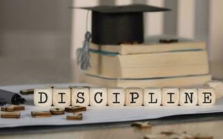 parola disciplina composto di di legno dadi. foto