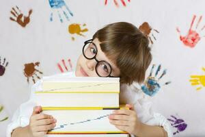 ragazzo di Sette anni vecchio con libri. indietro per scuola foto