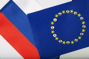 Due bandiere di Unione Europea e Russia. sfondo foto