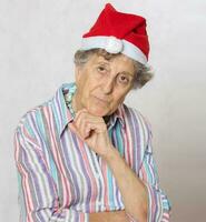 vecchio donna nel il cappello di un' Santa Claus foto