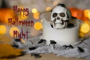 contento Halloween notte. cranio su un Usato vecchio candela. avvicinamento. foto