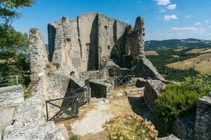 canossa, italia-luglio 31, Vista 2022 di il canosa castello rovine nel il Provincia di parma durante un' soleggiato giorno foto