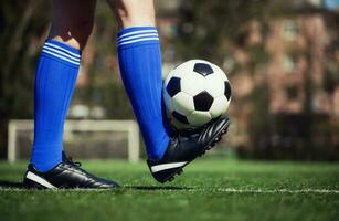 pallone da calcio sul parco giochi verde. concetto di calcio foto