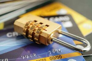 carta di credito con serratura a chiave password, concetto di finanza di sicurezza. foto