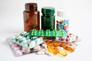 droga capsula pillola a partire dal droga prescrizione nel farmacia, farmacia per trattamento Salute medicinale. foto