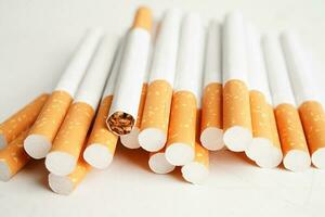 sigaretta, tabacco in rotolo in carta con tubo filtro, concetto non fumatori. foto