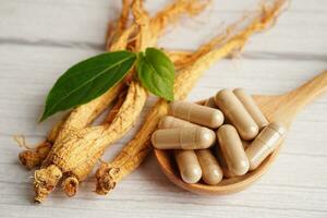 radici di ginseng e foglia verde, cibo sano. foto