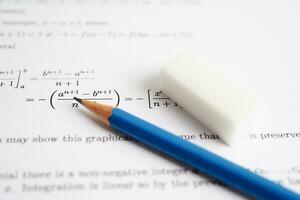 matita su carta di prova per esercizi con formula matematica nella scuola di istruzione. foto