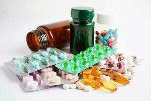 shopping carrello con bolla pillola e capsula a partire dal droga prescrizione, farmacia per trattamento Salute medicinale. foto
