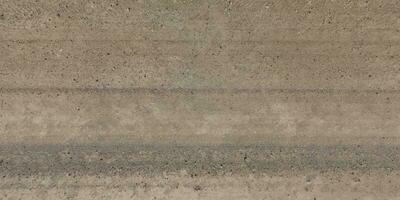 panorama della superficie dall'alto della strada sterrata con tracce di pneumatici per auto foto