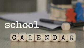 parola scuola calendario composto di di legno dadi. foto