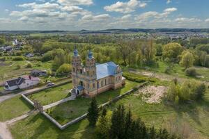 aereo Visualizza su neo Gotico o barocco tempio o cattolico Chiesa nel campagna foto