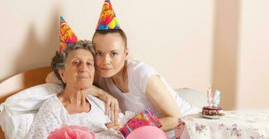 anziano donna celebra sua compleanno foto