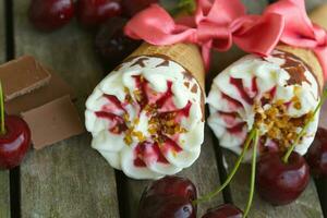 ciliegia vaniglia gelato con caramello guarnizione. avvicinamento foto