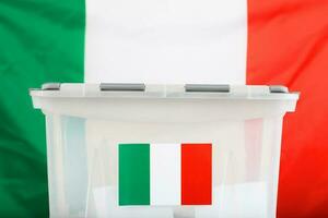 scrutinio scatola nel davanti di italiano bandiera. foto