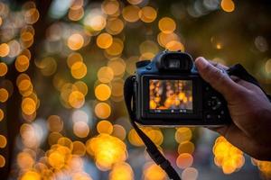 fotocamera dslr su sfondo bokeh fotocamera dslr nera con luci bokeh foto e fotocamera bokeh luci della città