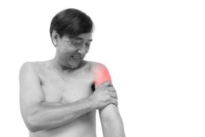 affaticamento muscolare vecchio uomo tailandese invecchiato afferrare il braccio e l'area vuota